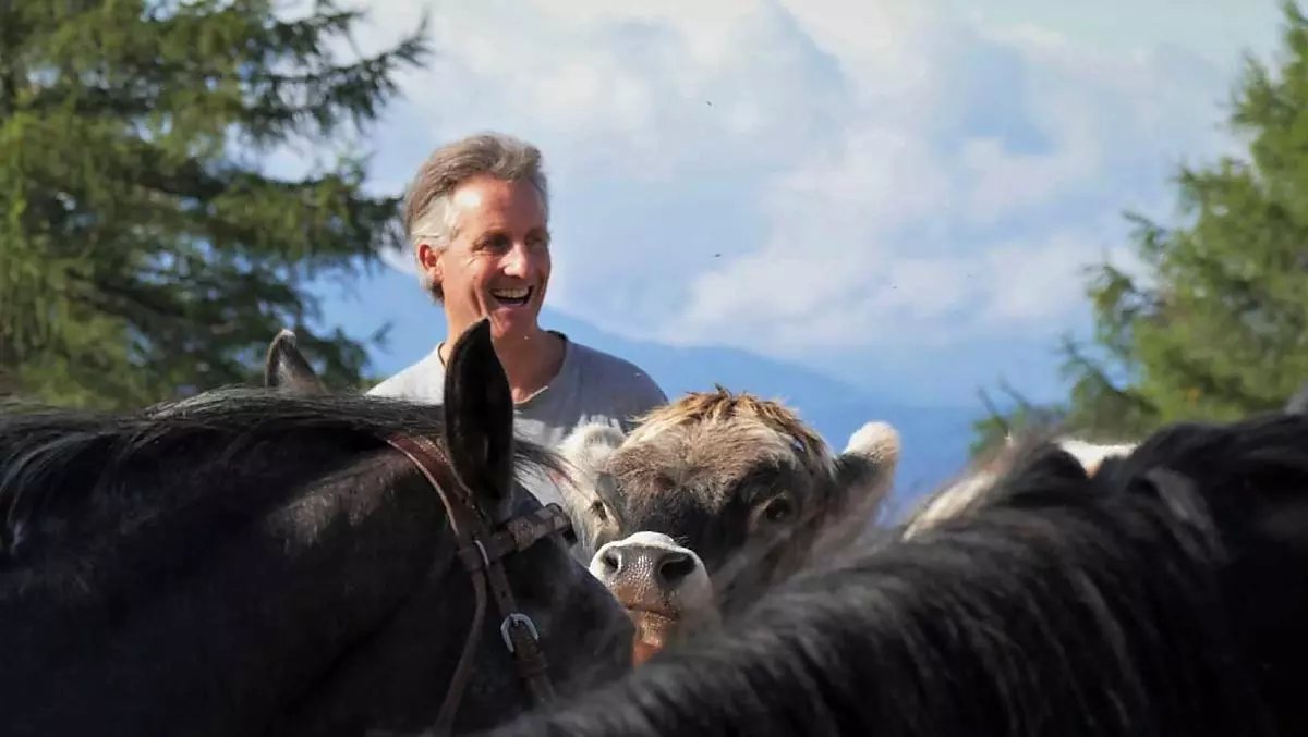 Il contadino con gli animali in alpeggio