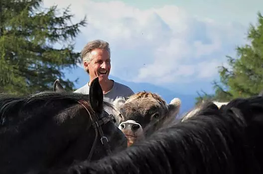 Il contadino con gli animali in alpeggio