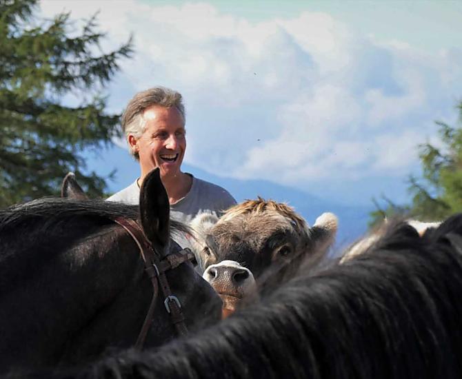 Il contadino con gli animali in alpeggio