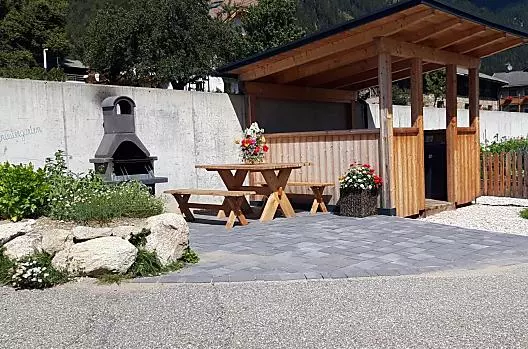 Il nostro barbecue e l'area salotto.