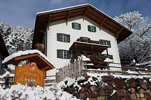 Uscite dalla quotidianità! Sperimentate come sole, neve e aria fresca vi mettono il buon umore nel cuore... qui all'Hofer Hof!