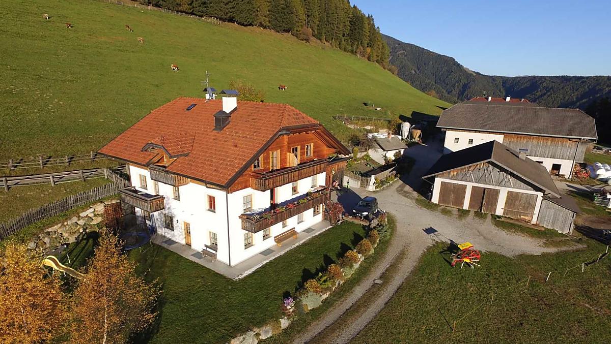 La casa contadina e i suoi tre appartamenti per vacanze sono circondati da prati e boschi.