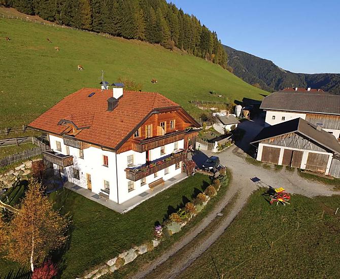 La casa contadina e i suoi tre appartamenti per vacanze sono circondati da prati e boschi.