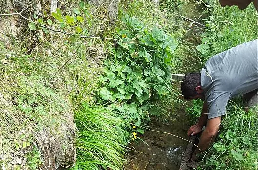 La roggia che porta l’acqua per irrigare i nostri campi va sempre controllata e, se necessario, riparata.