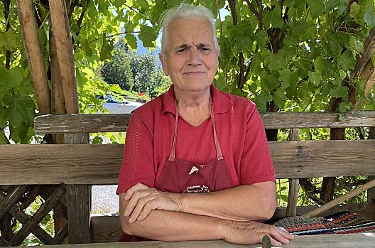 La vecchia contadina Cilli vive al Montecin da 40 anni. Conosce la dura vita dei contadini di montagna ed è felice dei visitatori provenienti da tutto il mondo.