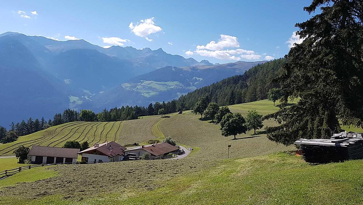 Il magnifico panorama durante la raccolta del fieno