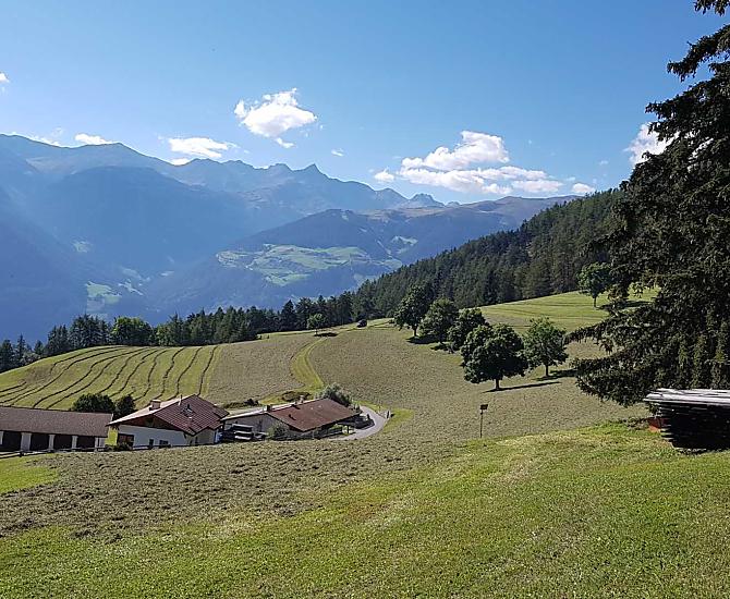Il magnifico panorama durante la raccolta del fieno