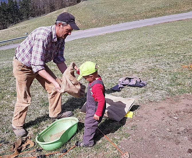 Seminare il prato con il nonno