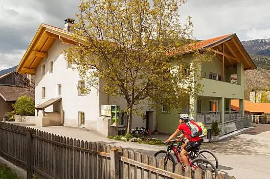 Il maso si trova direttamente sulla pista ciclabile della Val Venosta e offre un buon punto di partenza per le escursioni in bicicletta.