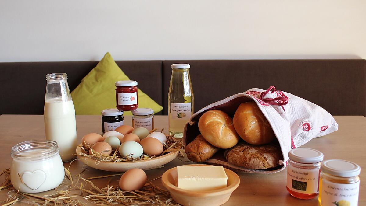 Iniziate la giornata con un cestino per la colazione preparato con cura e ricco di prodotti agricoli e regionali.