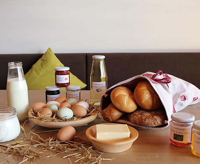 Iniziate la giornata con un cestino per la colazione preparato con cura e ricco di prodotti agricoli e regionali.