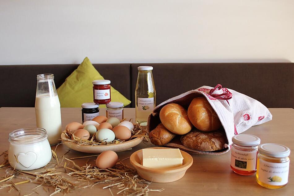Iniziate la giornata con un cestino per la colazione preparato con cura e ricco di prodotti agricoli e regionali.