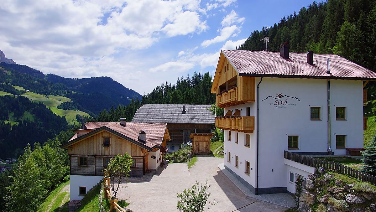 Il nostro maso si trova in una spettacolare e soleggiata posizione, a pochi chilometri da Pederoa e La Valle. 