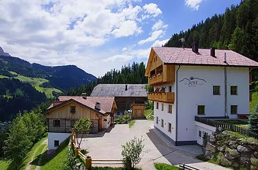 Il nostro maso si trova in una spettacolare e soleggiata posizione, a pochi chilometri da Pederoa e La Valle. 