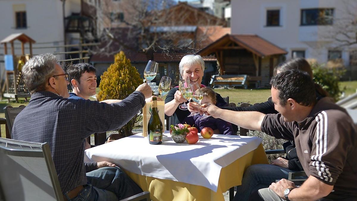 La famiglia Vill con un bicchiere di sidro