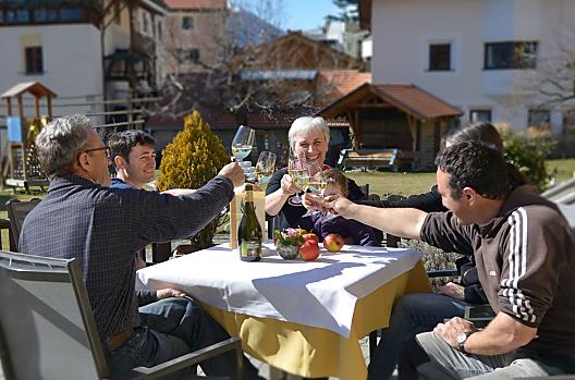 La famiglia Vill con un bicchiere di sidro