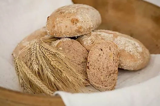 Pane alle noci, cotto nel forno a pietra del maso con il nostro grano