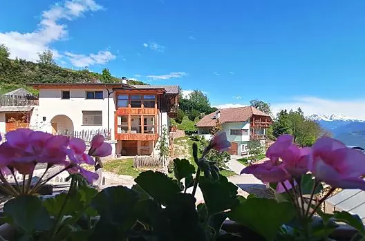 Agriturismo e casa con appartamenti vacanze