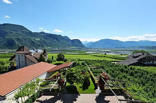 Vista panoramica sul nostro giardino, sulla valle dell'Adige e sul massiccio del Catinaccio.