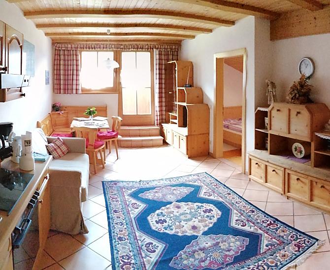 Accogliente soggiorno del grande appartamento con balcone 