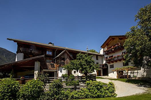 Il maso Strasserhof in estate