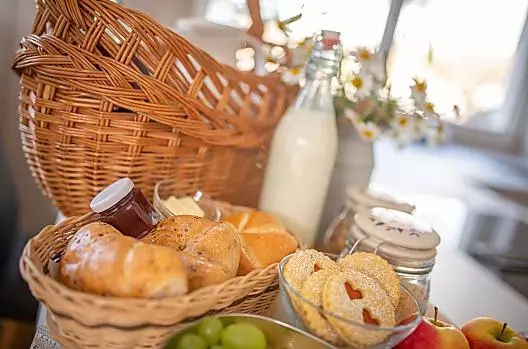 Il cestino della colazione è preparato con cura e con prodotti freschi e fatti in casa.