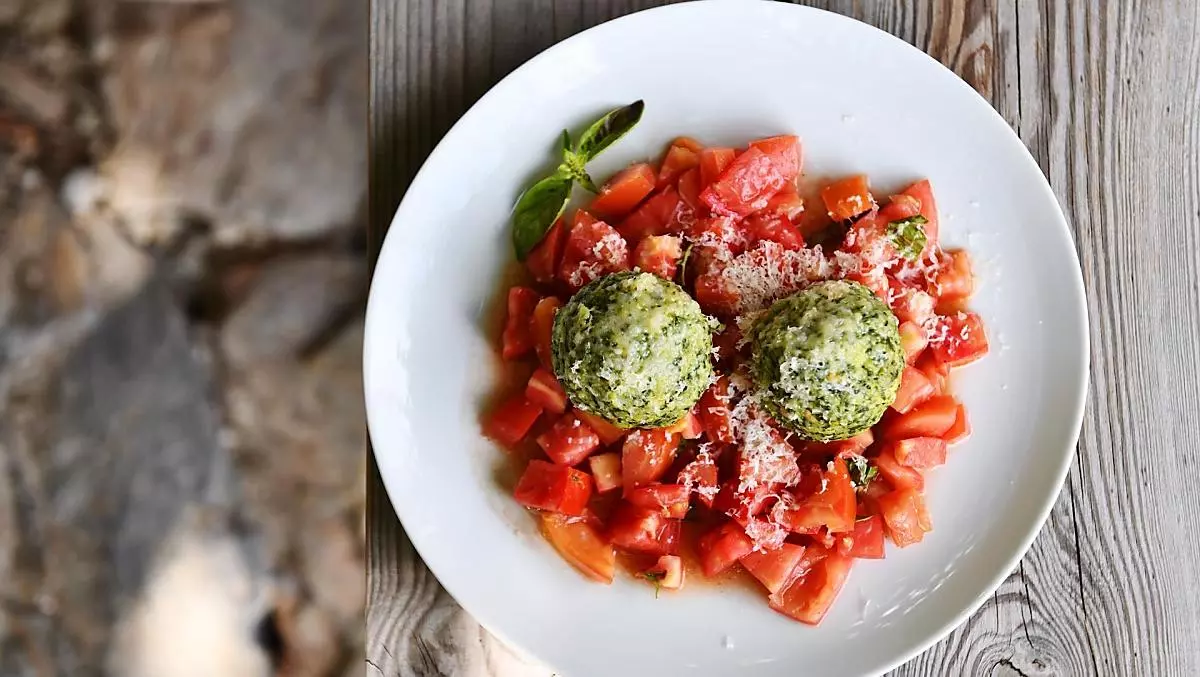 Gnocchi di spinaci con insalata di pomodori