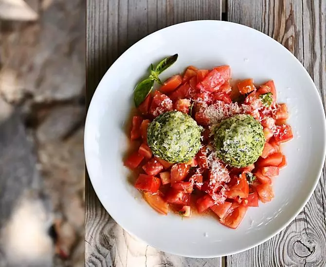 Gnocchi di spinaci con insalata di pomodori