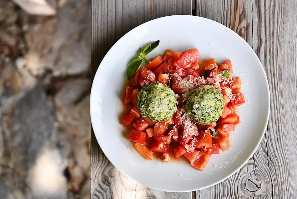 Gnocchi di spinaci con insalata di pomodori