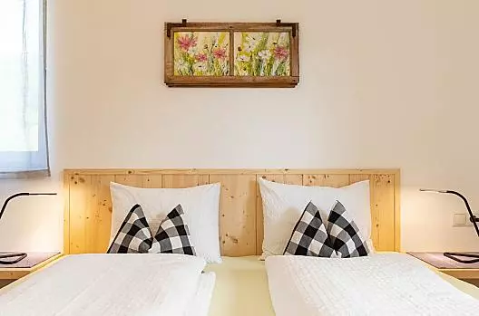 Camere da letto arredate con cura e materiali naturali