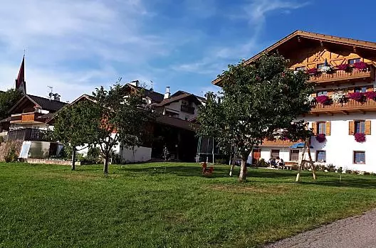 Cortile con area giochi e prato per prendere il sole