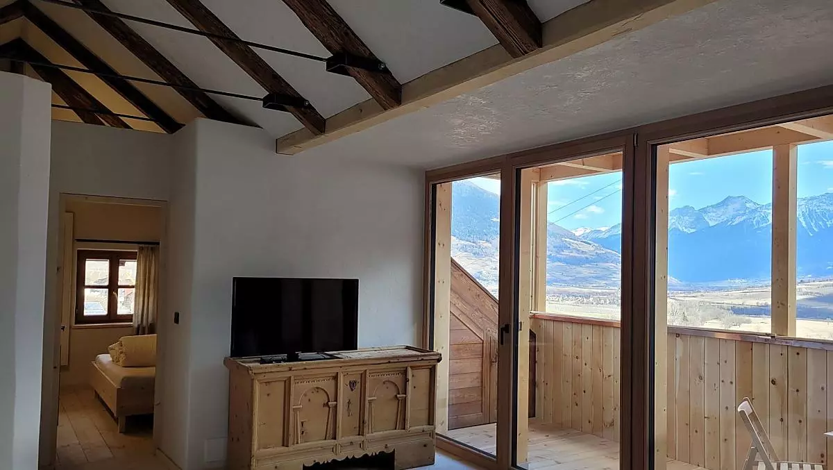 Soggiorno con vista sul balcone e sul panorama