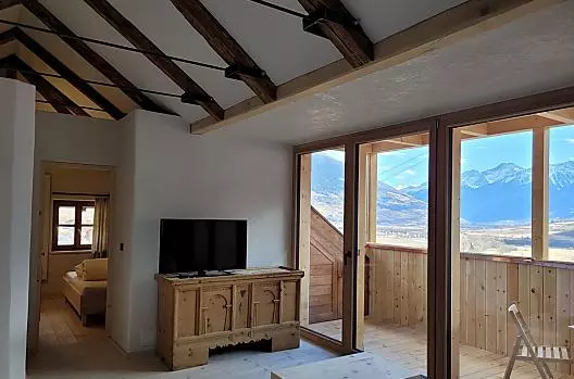 Soggiorno con vista sul balcone e sul panorama