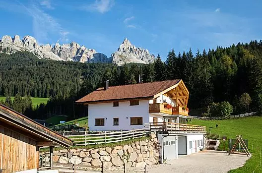 La casa contadina con il Latemar sullo sfondo.