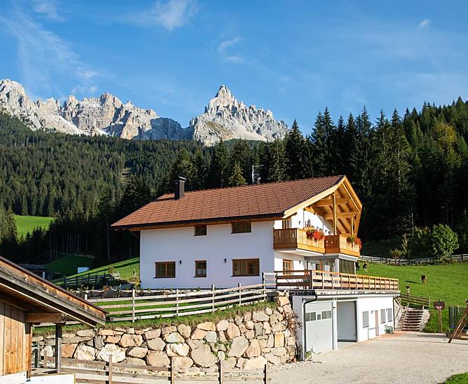 La casa contadina con il Latemar sullo sfondo.
