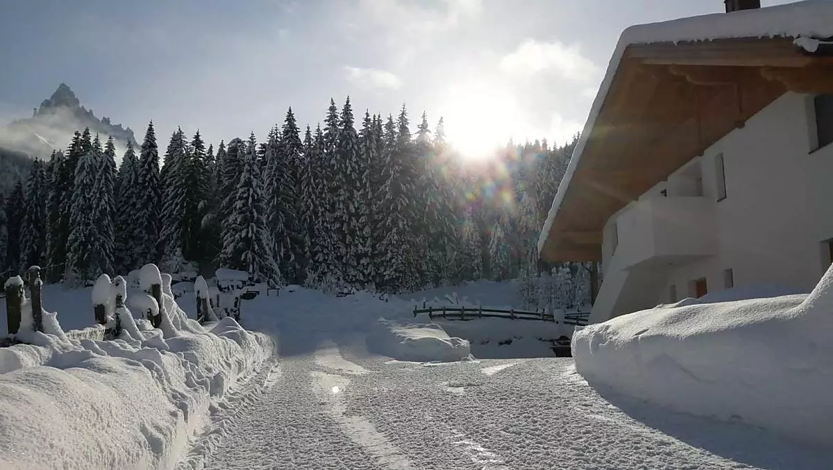 In slittino davanti alla casa.