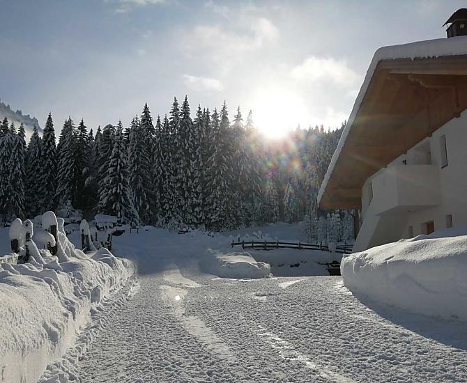 In slittino davanti alla casa.