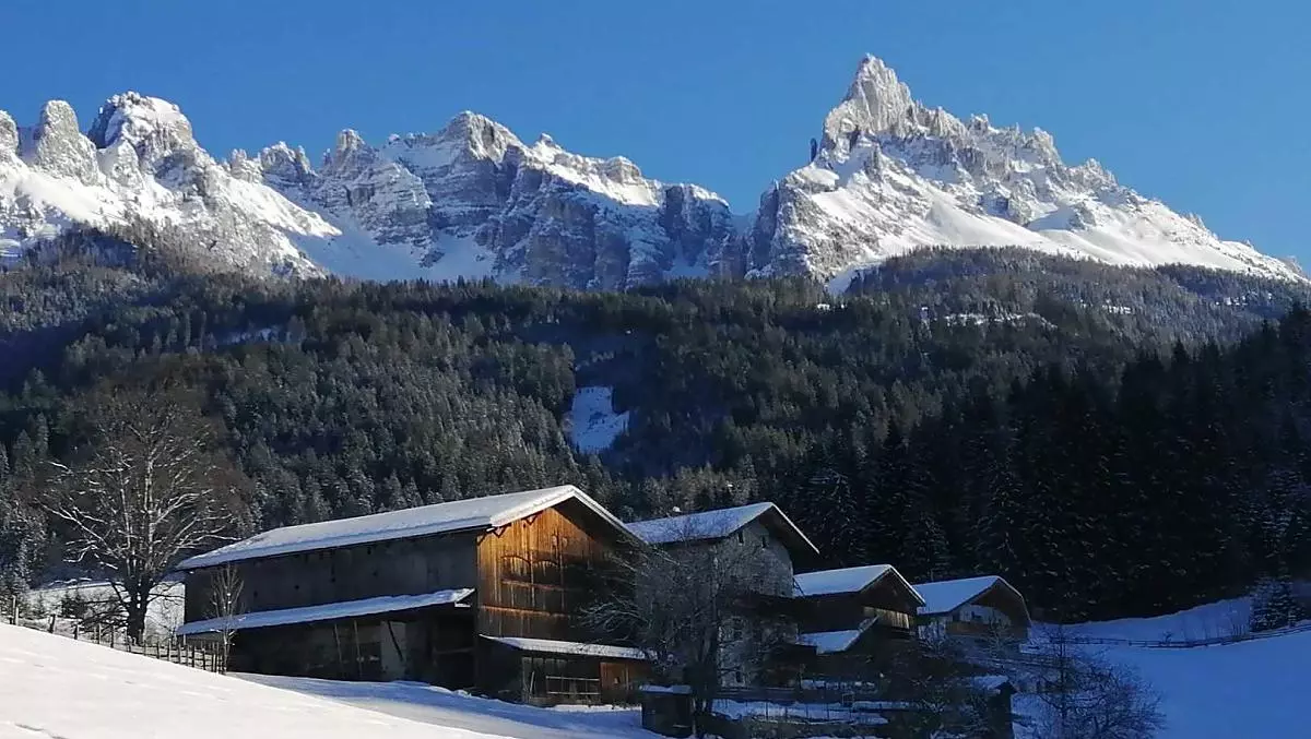 Sullo sfondo il Latemar innevato.