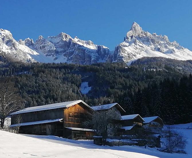 Sullo sfondo il Latemar innevato.