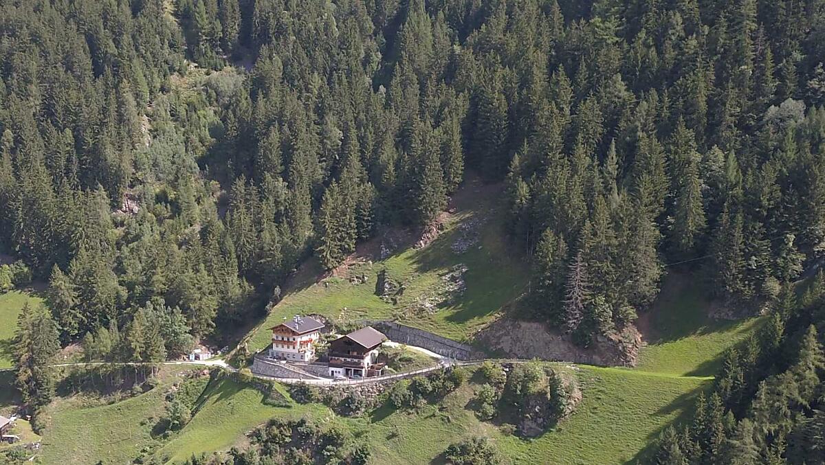 Il nostro maso, circondato da boschi e prati fioriti.