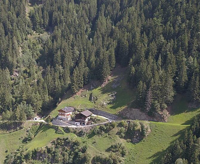 Il nostro maso, circondato da boschi e prati fioriti.