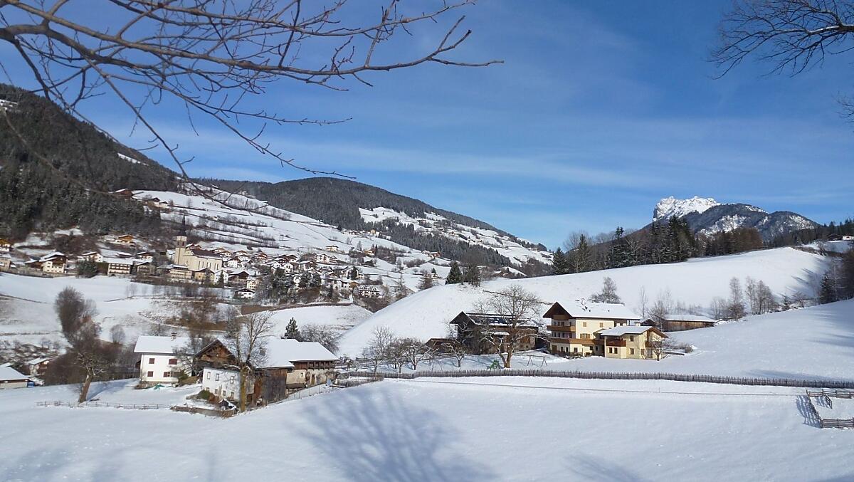 Il maso Ganoihof nel paesaggio invernale