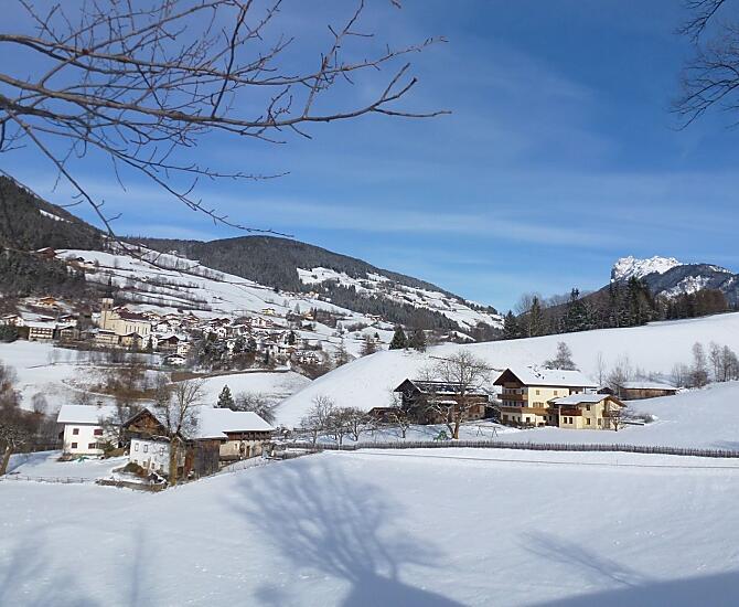 Il maso Ganoihof nel paesaggio invernale