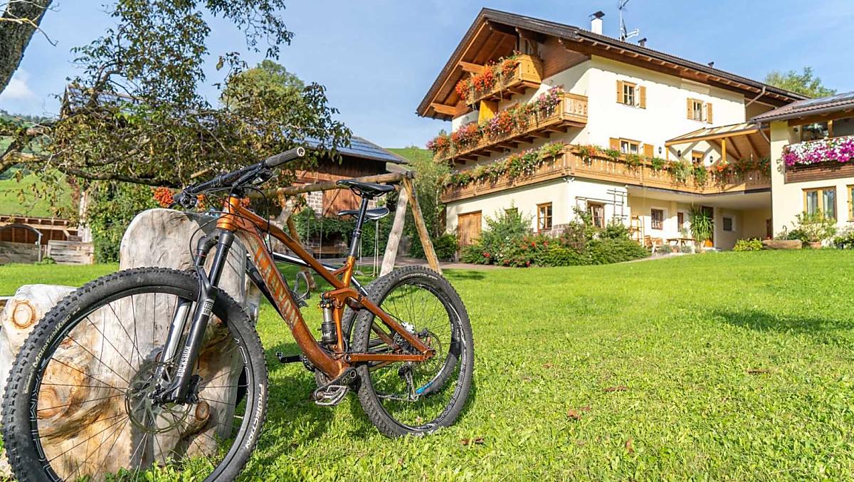 Scoprite la Val di Funes, a piedi o in bicicletta: il maso Ganoihof è il punto di partenza ideale.