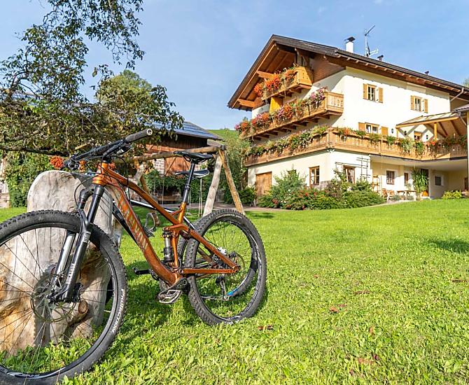 Scoprite la Val di Funes, a piedi o in bicicletta: il maso Ganoihof è il punto di partenza ideale.