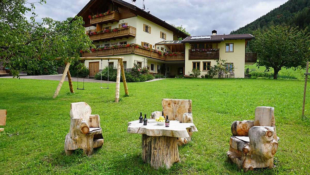 Diversi posti a sedere intorno al maso invitano a soffermarsi.