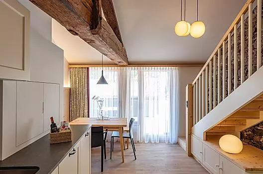 Il fascino storico con l'architettura e l'arredamento moderni: una delizia.