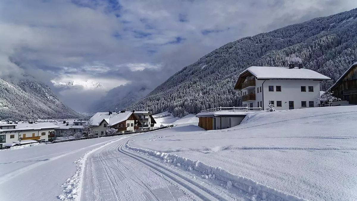 Il nostro maso con vista sulla Valle di Anterselva. Se le condizioni della neve sono buone, è possibile accedere alla pista di sci di fondo direttamente dall’appartamento.