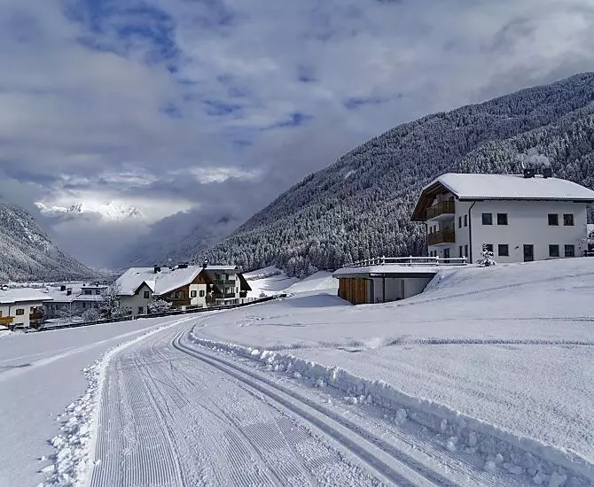 Il nostro maso con vista sulla Valle di Anterselva. Se le condizioni della neve sono buone, è possibile accedere alla pista di sci di fondo direttamente dall’appartamento.