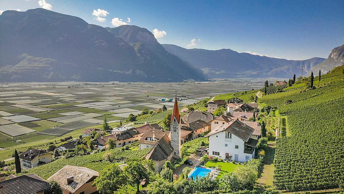 Il maso Runggnerhof, con vista sul confine meridionale dell'Alto Adige, è situato su un dolce pendio, circondato da vigneti, in posizione tranquilla e tuttavia centrale. 